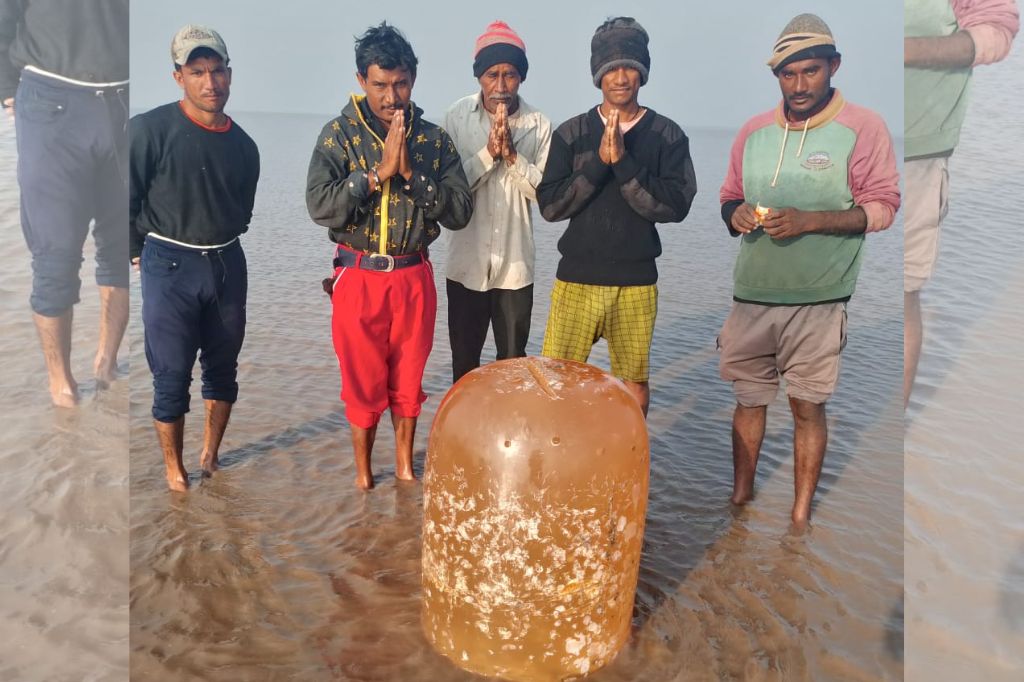 bharuch sea fisherman found 100 kg sphatik shivling
